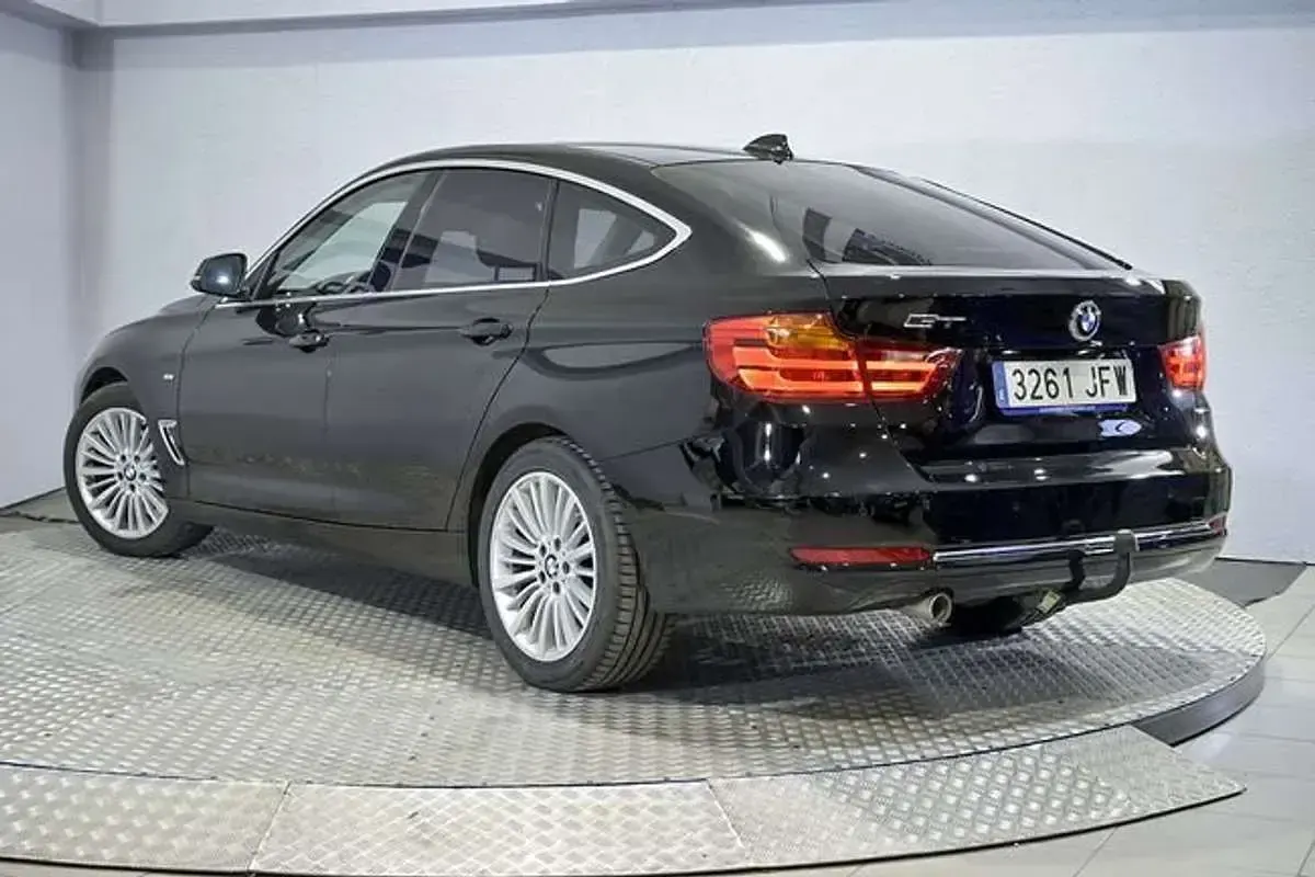 Usado BMW 318 Comfort Edition 143 CV (105 kW) 2015 Negro Berlina