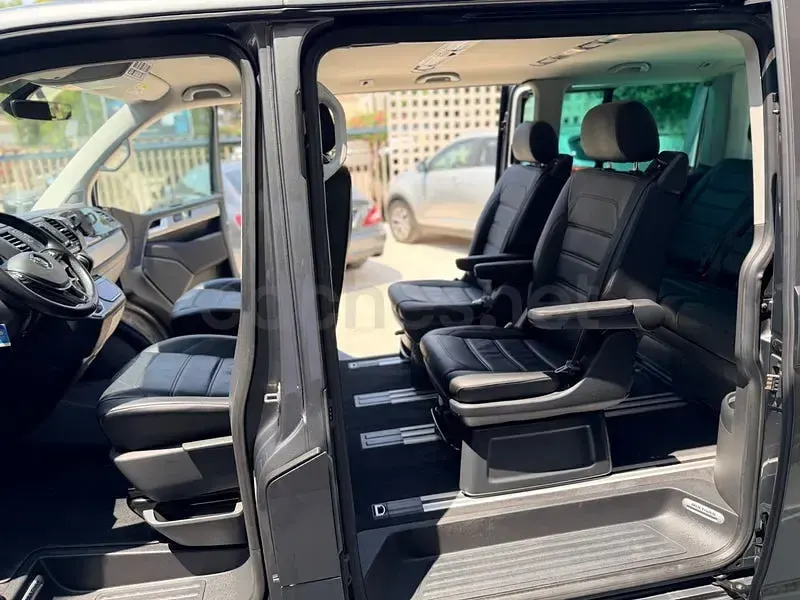 Usado VW Multivan 150 CV (110 kW) 2020 Gris / plata Monovolumen