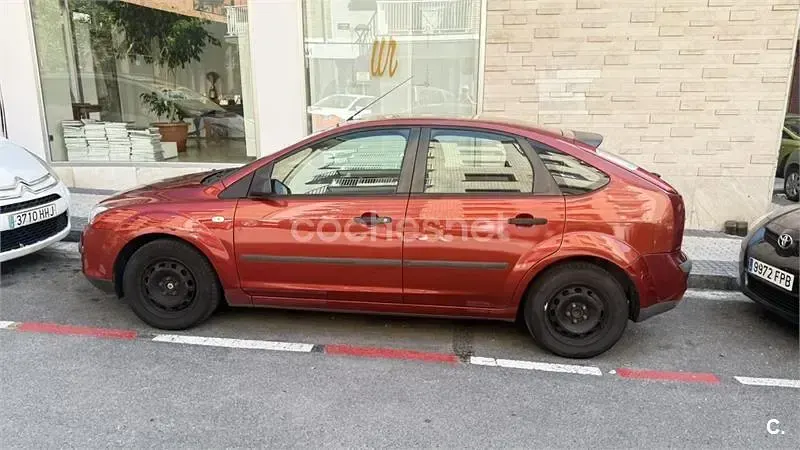 Usado Ford Focus Ghia 109 CV (80 kW) 2006 Granate Berlina