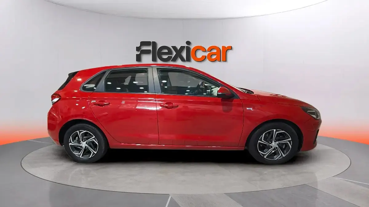 Usado Hyundai i30 120 CV (88 kW) 2022 Rojo Berlina