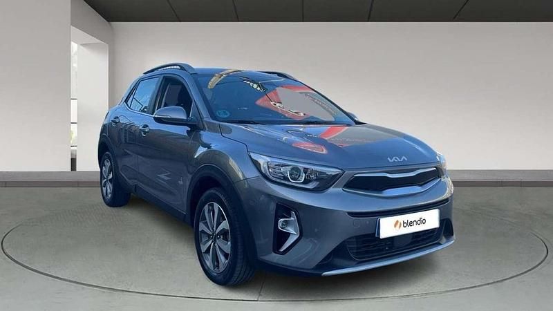 Usado Kia Stonic 84 HP (61 kW) 2023 Cinzento SUV
