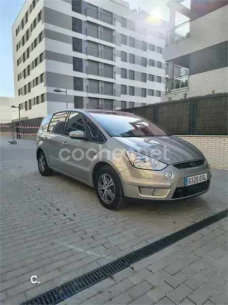 Usado Ford S-MAX Trend 140 CV (102 kW) 2009 Gris / plata Monovolumen