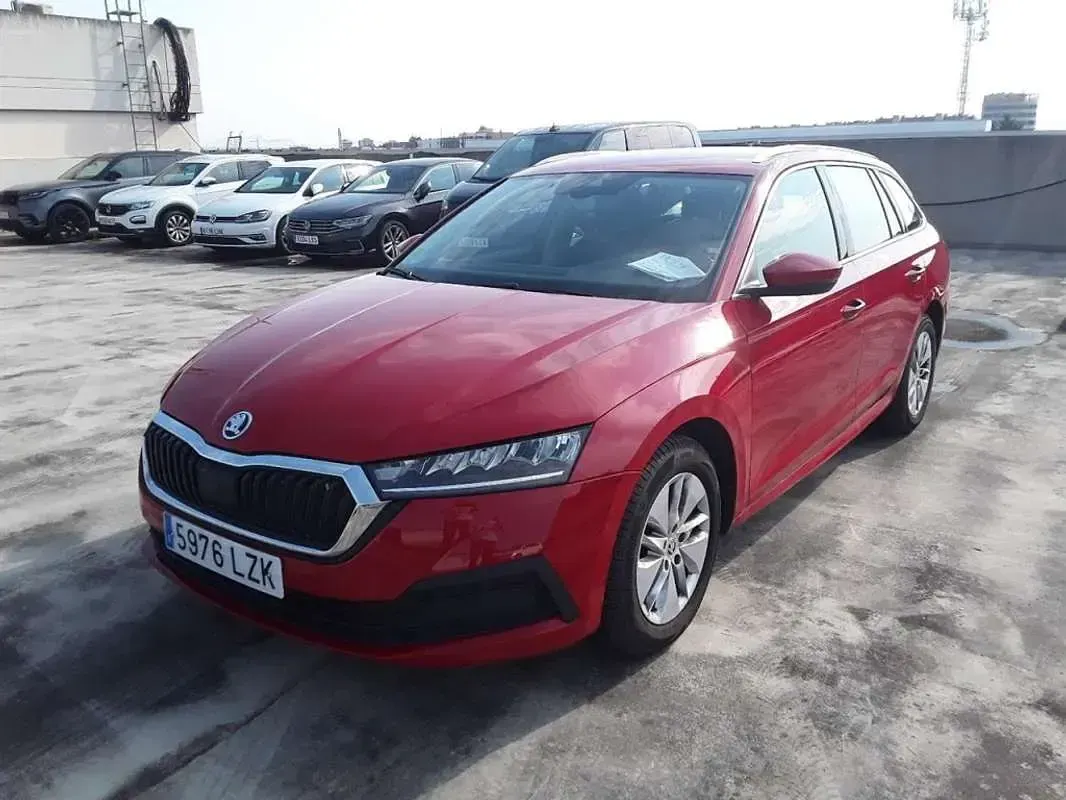 Usado Skoda Octavia Ambition 116 CV (85 kW) 2022 Rojo Familiar