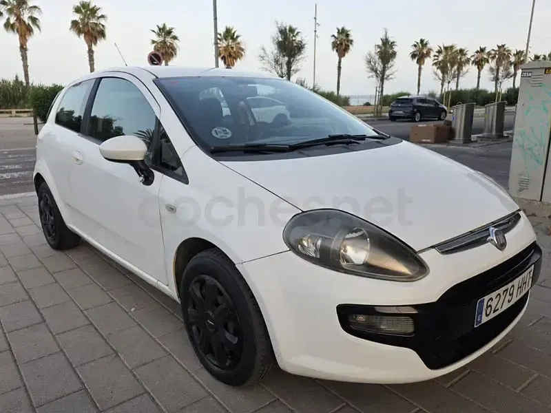 Usado Fiat Punto Pop 75 CV (55 kW) 2012 Blanco Utilitario