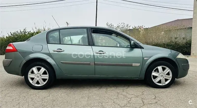 Usado Renault Mégane Expression 100 CV (73 kW) 2005 Verde Berlina