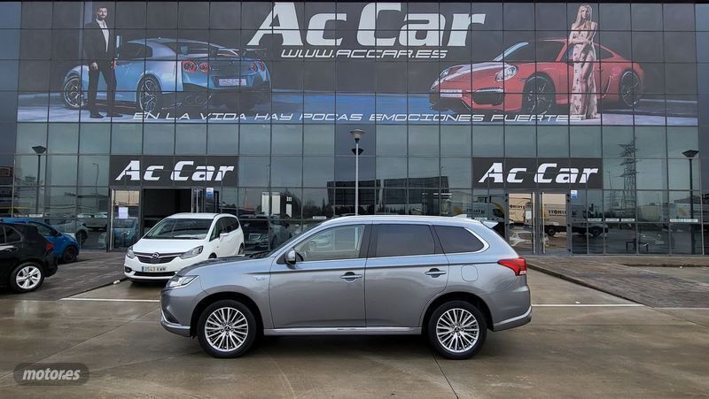 Plateado Usado 2020 Mitsubishi Outlander P-HEV Motion SUV | 24.999 € (Precio justo) - Imagen 1/4