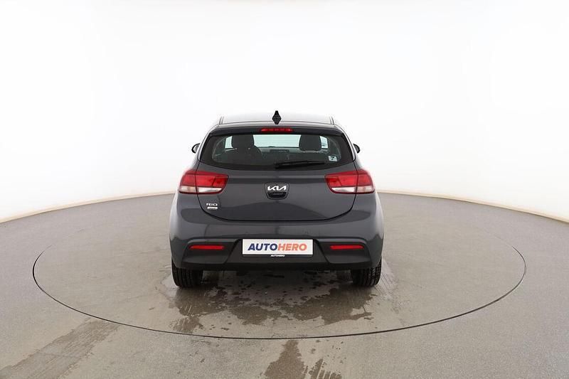 Usado Kia Rio Spirit 100 CV (73 kW) 2022 Gris Berlina