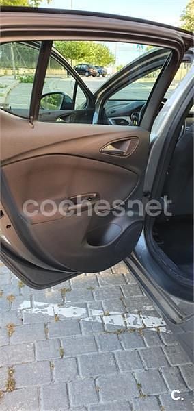Usado Opel Astra Dynamic 110 CV (80 kW) 2017 Gris / plata Berlina