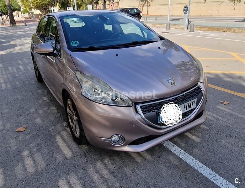 Violeta / lila Usado 2012 Peugeot 208 Allure Utilitario | 5100 € (Precio justo) - Imagen 1/4