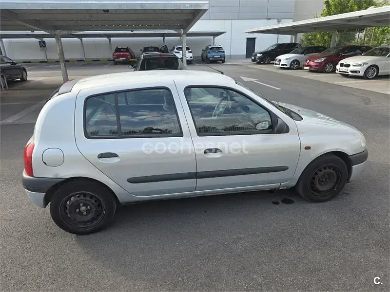 Usado Renault Clio 60 CV (44 kW) 2001 Gris / plata Berlina