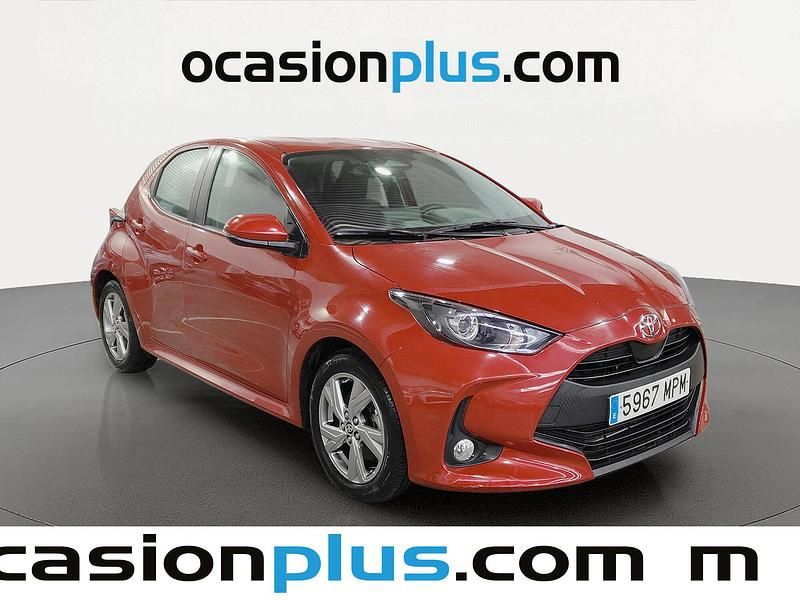 Usado Toyota Yaris Hybrid Active 116 CV (85 kW) 2024 Rojo Berlina