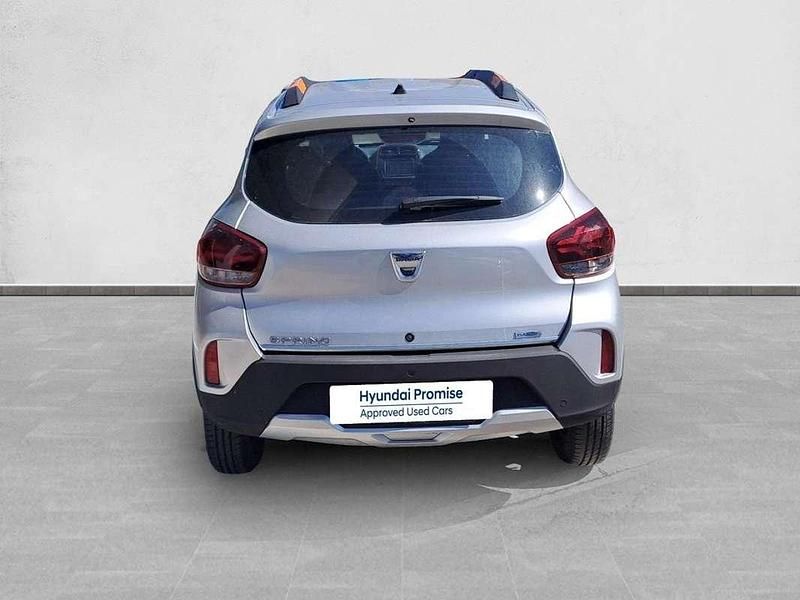Usado Dacia Spring Comfort Plus 33 kW (45 CV) 2022 Gris Utilitario