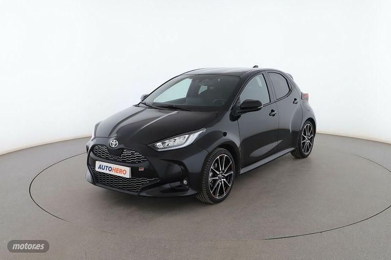 Usado Toyota Yaris Hybrid Sport 116 CV (85 kW) 2022 Negro Berlina