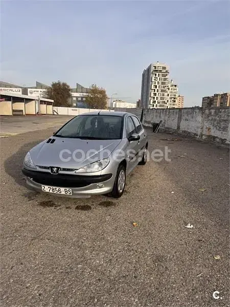 Usado Peugeot 206 90 CV (66 kW) 2000 Gris / plata Berlina