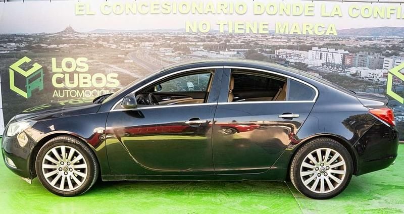 Usado Opel Insignia Cosmo 160 CV (117 kW) 2009 Negro Familiar