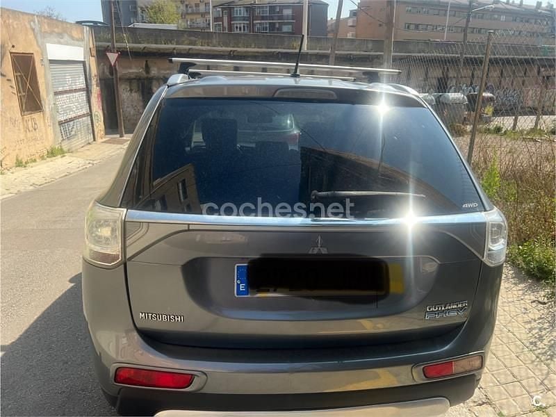 Usado Mitsubishi Outlander P-HEV Motion 203 CV (149 kW) 2015 Gris / plata SUV