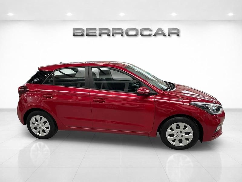 Usado Hyundai i20 100 CV (73 kW) 2020 Rojo Utilitario