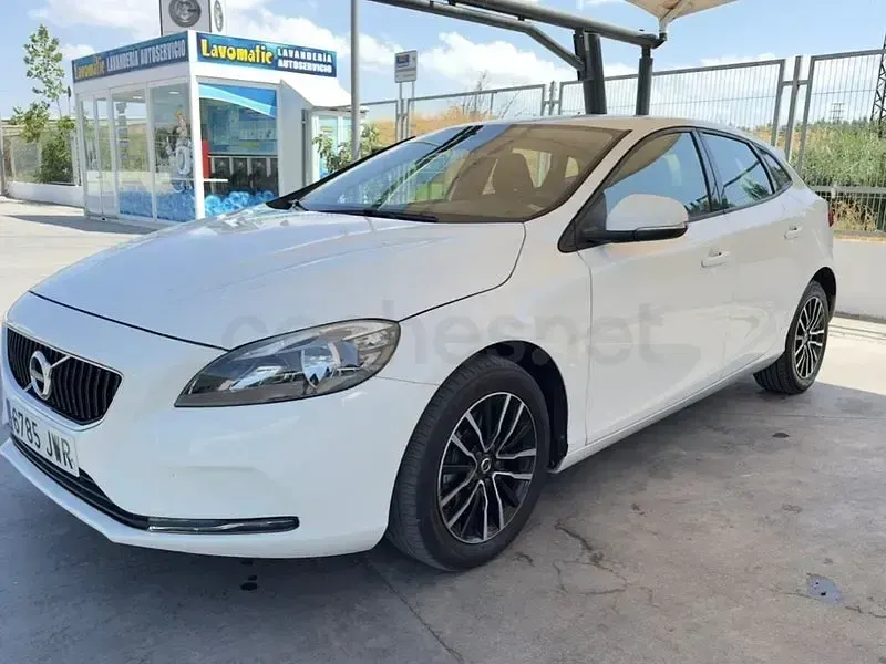 Usado Volvo V40 Momentum 150 CV (110 kW) 2017 Blanco Berlina