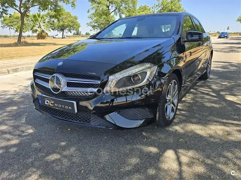Usado Mercedes A180 AMG line 109 CV (80 kW) 2014 Negro Utilitario