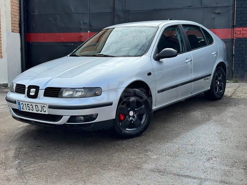 Usado Seat Leon Sport 102 CV (75 kW) 2005 Gris / plata Utilitario