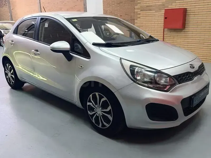 Usado Kia Rio 85 CV (62 kW) 2014 Gris / plata Berlina