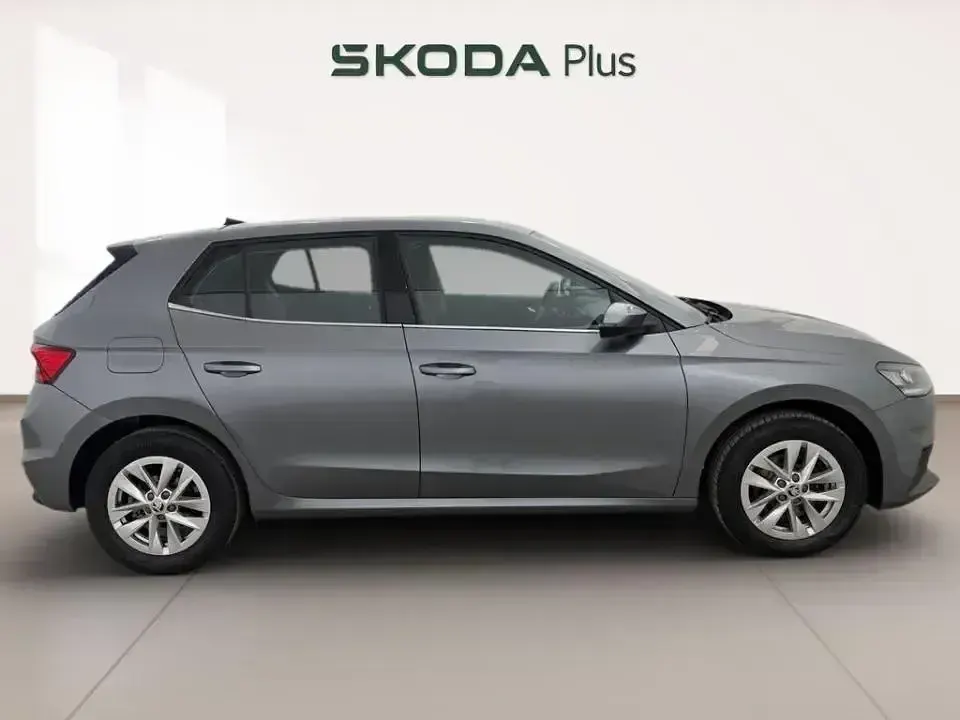 Usado Skoda Fabia Ambition 110 CV (80 kW) 2022 Gris Utilitario