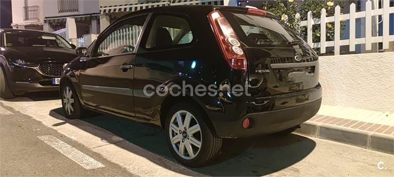 Negro Usado 2007 Ford Fiesta Ambiente Berlina | 4200 € (Precio justo) - Imagen 1/3