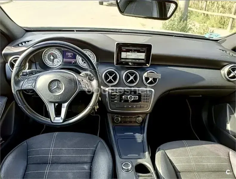 Usado Mercedes A180 Urban 109 CV (80 kW) 2015 Blanco Berlina