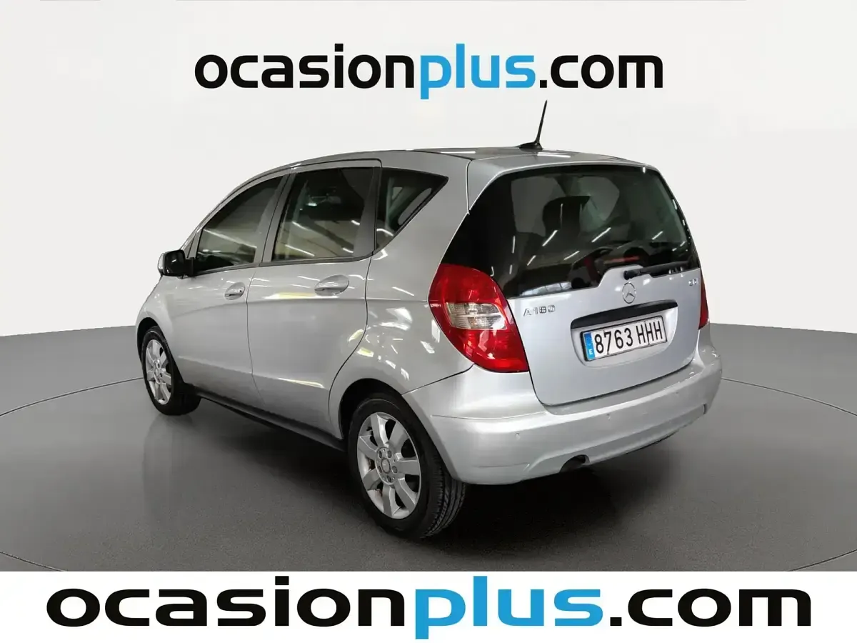 Usado Mercedes A180 109 CV (80 kW) 2011 Gris Utilitario