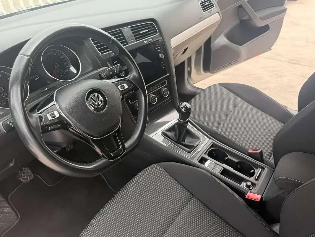 Usado VW Golf VII Advance 110 CV (80 kW) 2018 Gris Utilitario