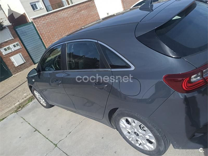 Usado Kia Ceed 100 CV (73 kW) 2022 Gris / plata Utilitario