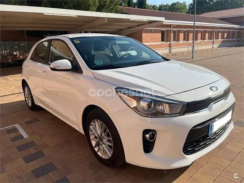 Usado Kia Rio 100 CV (73 kW) 2018 Blanco Berlina