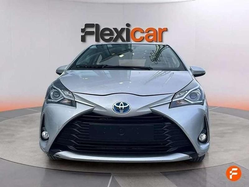 Usado Toyota Yaris Hybrid Active 100 CV (73 kW) 2019 Gris Utilitario