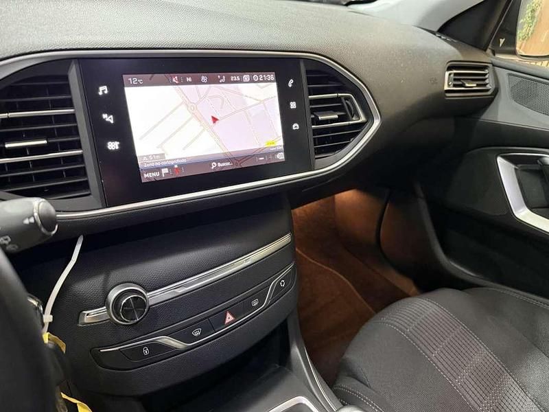 Usado Peugeot 308 Allure 131 CV (96 kW) 2021 Gris Utilitario