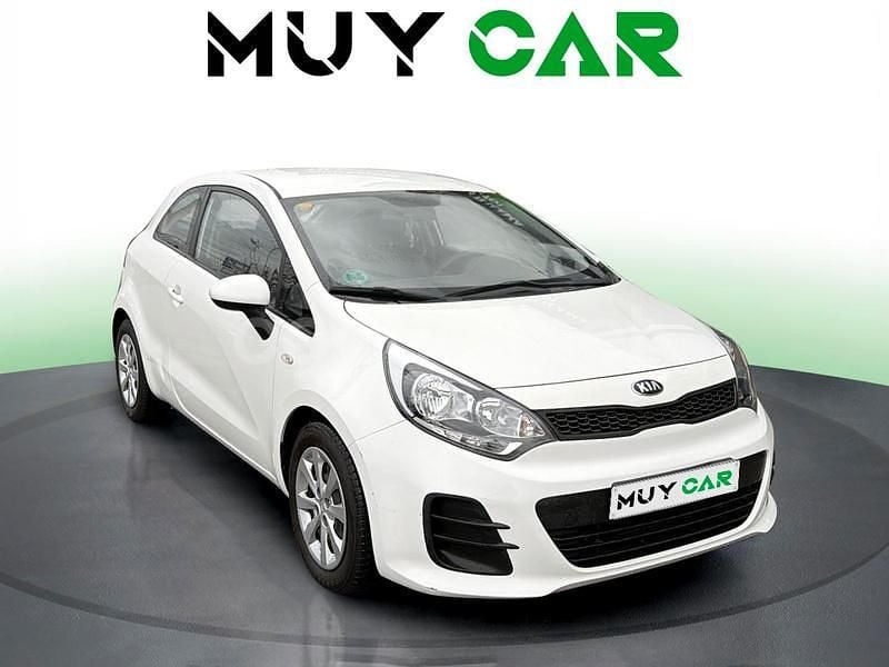 Blanco Usado 2015 Kia Rio Berlina | 8990 € (Precio justo) - Imagen 1/4
