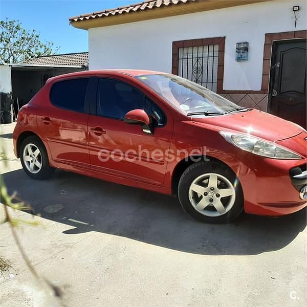 Usado Peugeot 207 70 CV (51 kW) 2008 Rojo Berlina