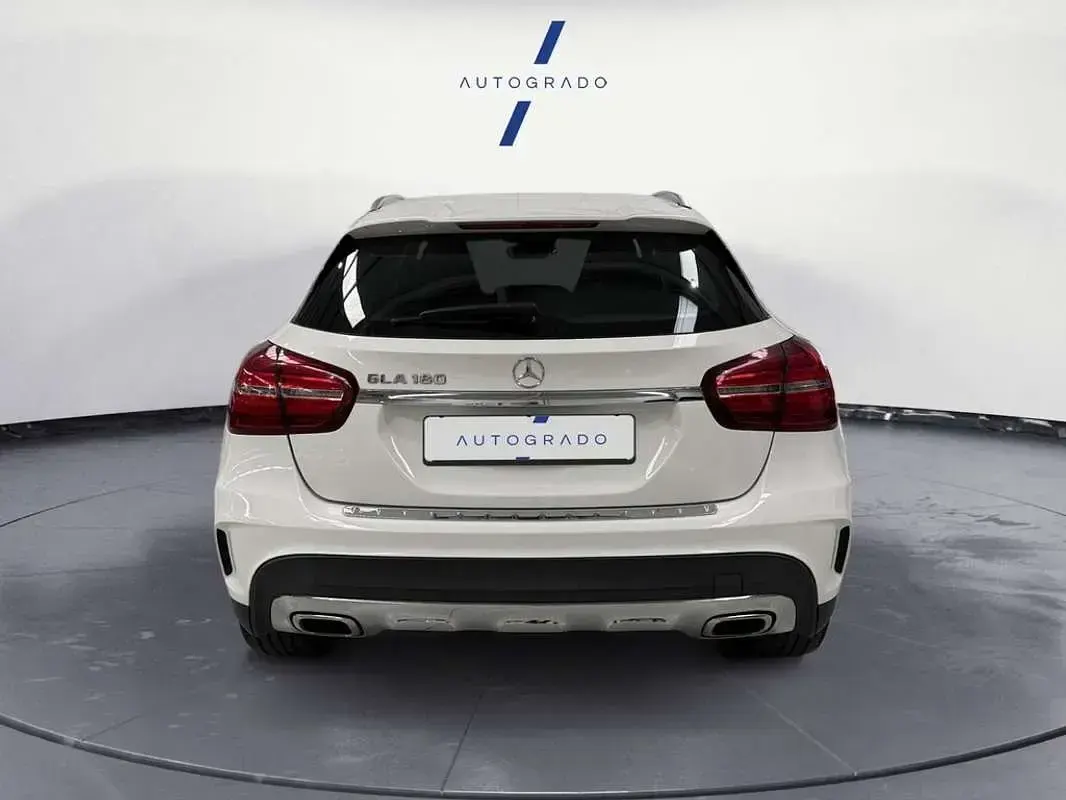 Usado Mercedes GLA180 AMG line 122 CV (89 kW) 2018 Blanco SUV