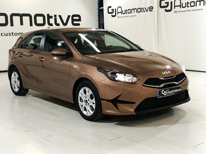 Usado Kia Ceed 100 CV (73 kW) 2023 Marrón Utilitario