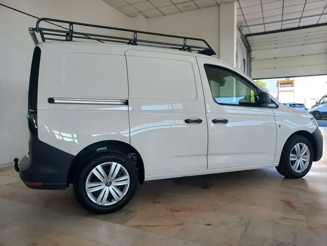 Usado VW Caddy 102 CV (75 kW) 2021 Blanco Monovolumen