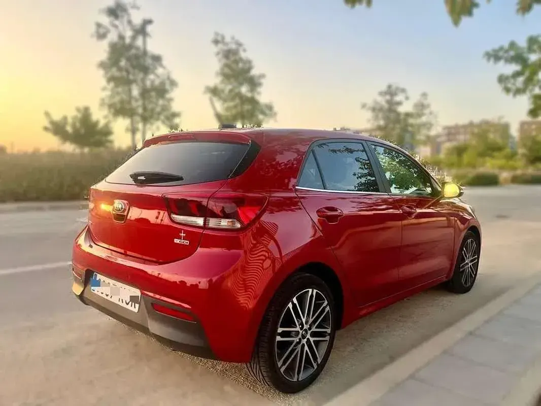 Usado Kia Rio 101 CV (74 kW) 2017 Rojo Berlina