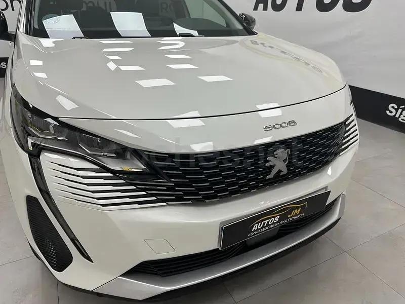 Usado Peugeot 5008 Allure 130 CV (95 kW) 2022 Blanco SUV