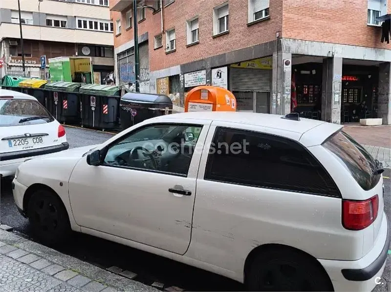 Usado Seat Ibiza 75 HP (55 kW) 2002 Branco Citadino