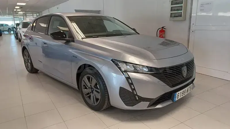 Usado Peugeot 308 Style 130 CV (95 kW) 2024 Gris / plata Berlina