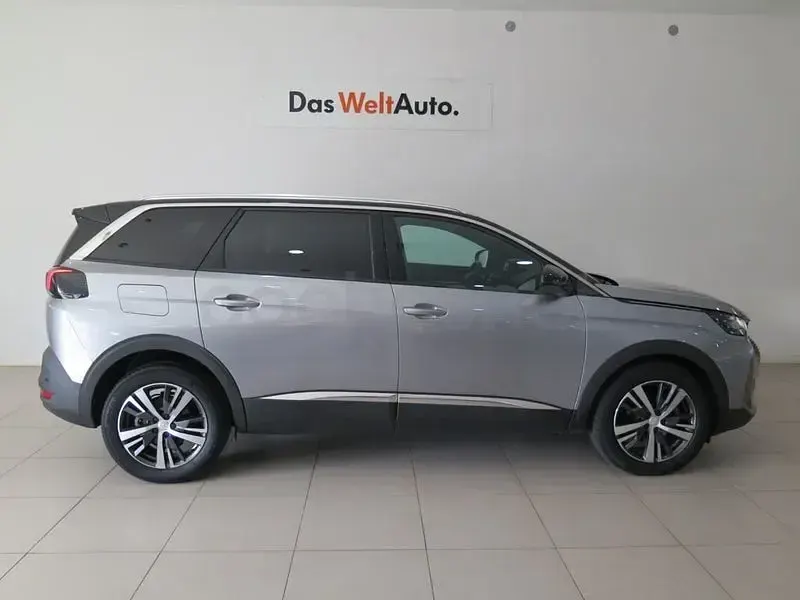 Usado Peugeot 5008 Allure 130 CV (95 kW) 2023 Gris / plata SUV