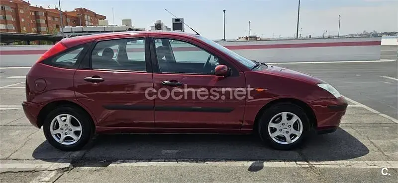 Usado Ford Focus Ghia 100 CV (73 kW) 2003 Granate Berlina
