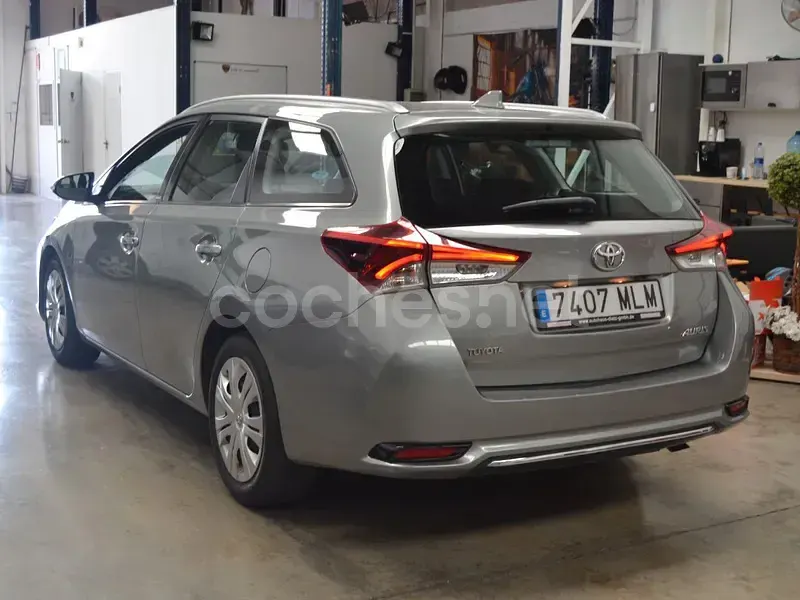 Usado Toyota Auris 112 CV (82 kW) 2016 Gris / plata Familiar