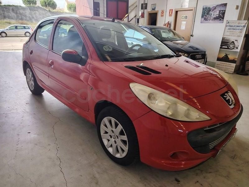 Usado Peugeot 206+ 70 CV (51 kW) 2010 Rojo Utilitario