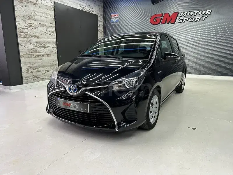Usado Toyota Yaris Hybrid Active 100 CV (73 kW) 2017 Negro Berlina