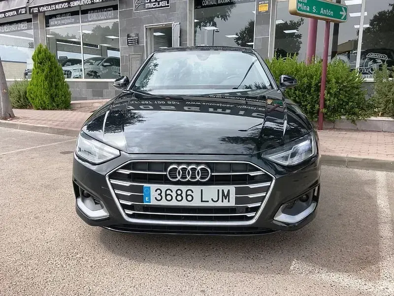 Usado Audi A4 Advanced Plus 136 CV (100 kW) 2020 Negro Berlina
