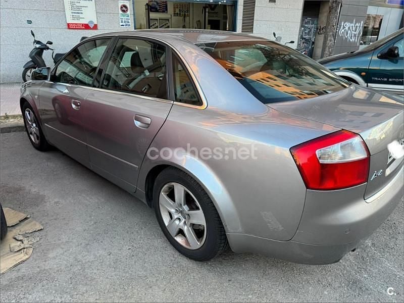 Usado Audi A4 Sport 180 CV (132 kW) 2004 Gris / plata Berlina